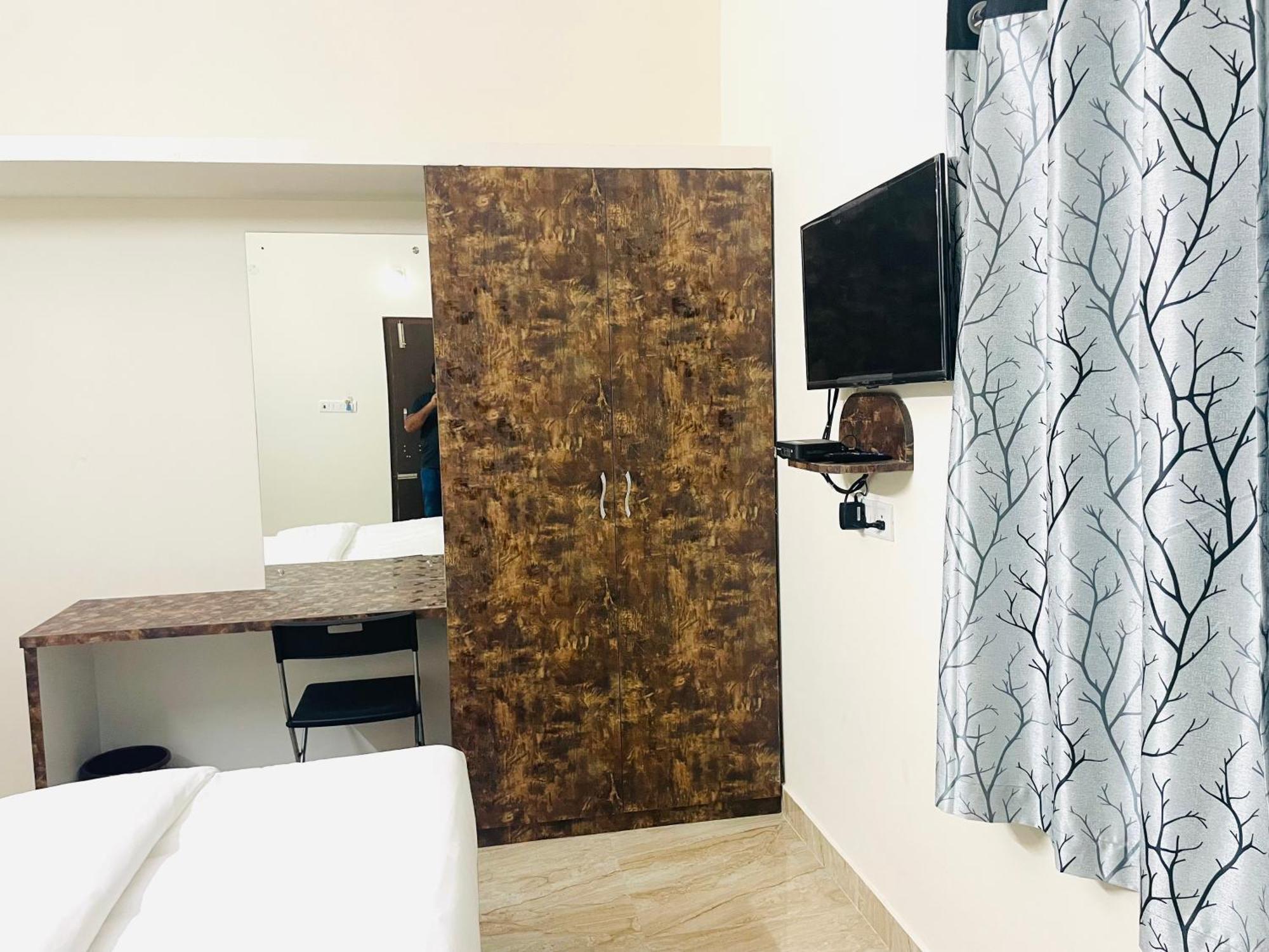 Pearl Stays, Tirupati - Very Convenient For The People Coming From Bangalore And Chennai - You Can Skip City Traffic While Reaching Any Temple In Tirupati - Covered Parking - 24Hrs Front Desk And Hot Water - Free Wifi - Flexible Checkin-In Check-Out Exterior photo