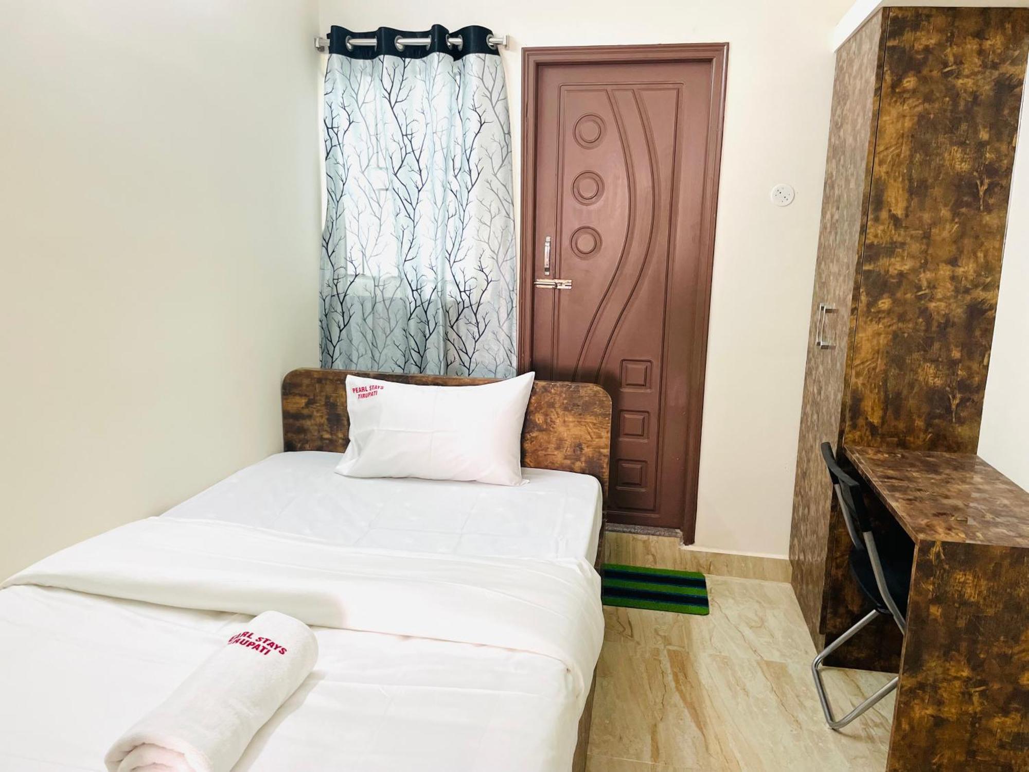 Pearl Stays, Tirupati - Very Convenient For The People Coming From Bangalore And Chennai - You Can Skip City Traffic While Reaching Any Temple In Tirupati - Covered Parking - 24Hrs Front Desk And Hot Water - Free Wifi - Flexible Checkin-In Check-Out Exterior photo